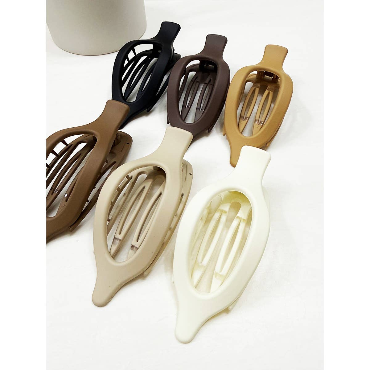 Neutral Tone of Flat Hair Claw